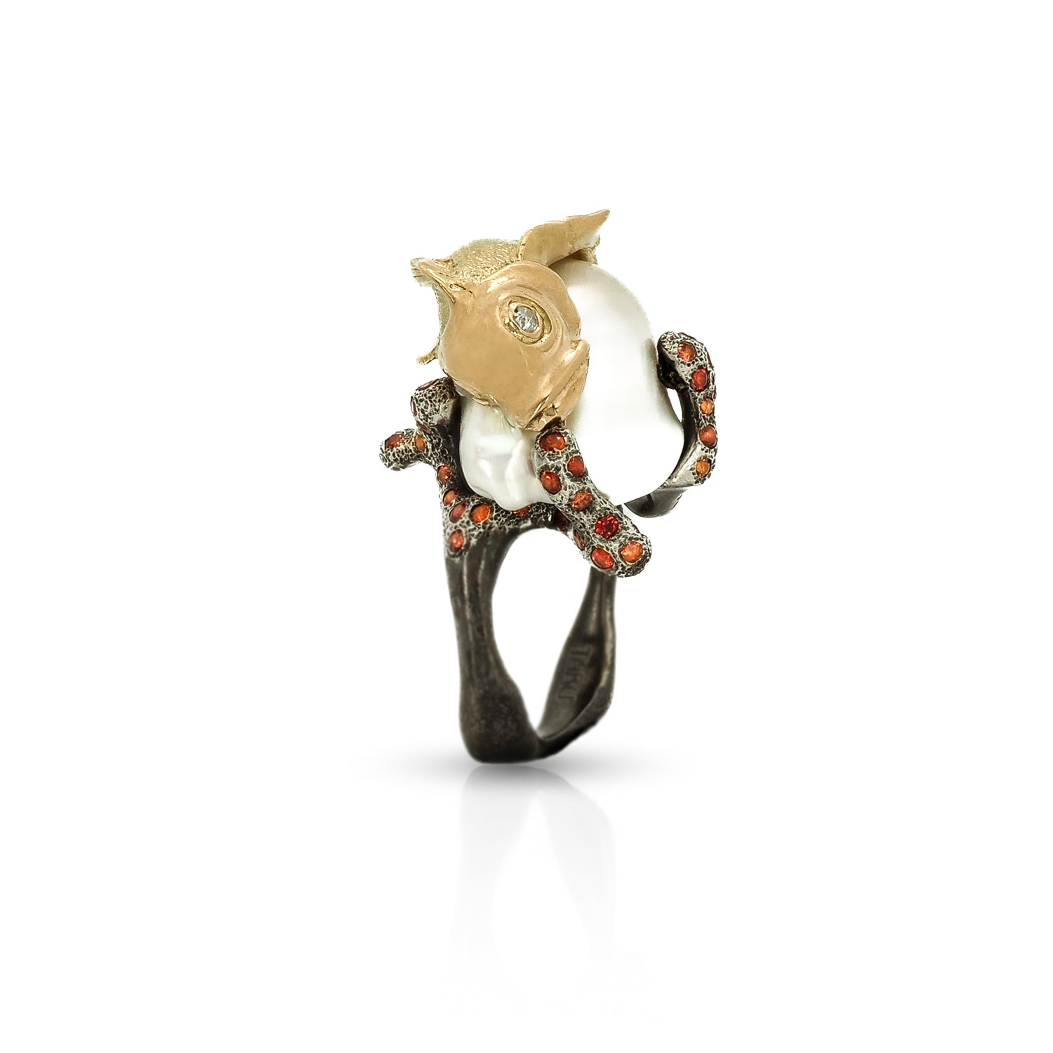 Taru Jewelry Fish Ring from the Signature Series in 18K gold and silver boasts an eye-catching design that showcases the beauty of the ocean and its inhabitants. The centerpiece of the ring is a natural pearl that symbolizes purity and elegance.