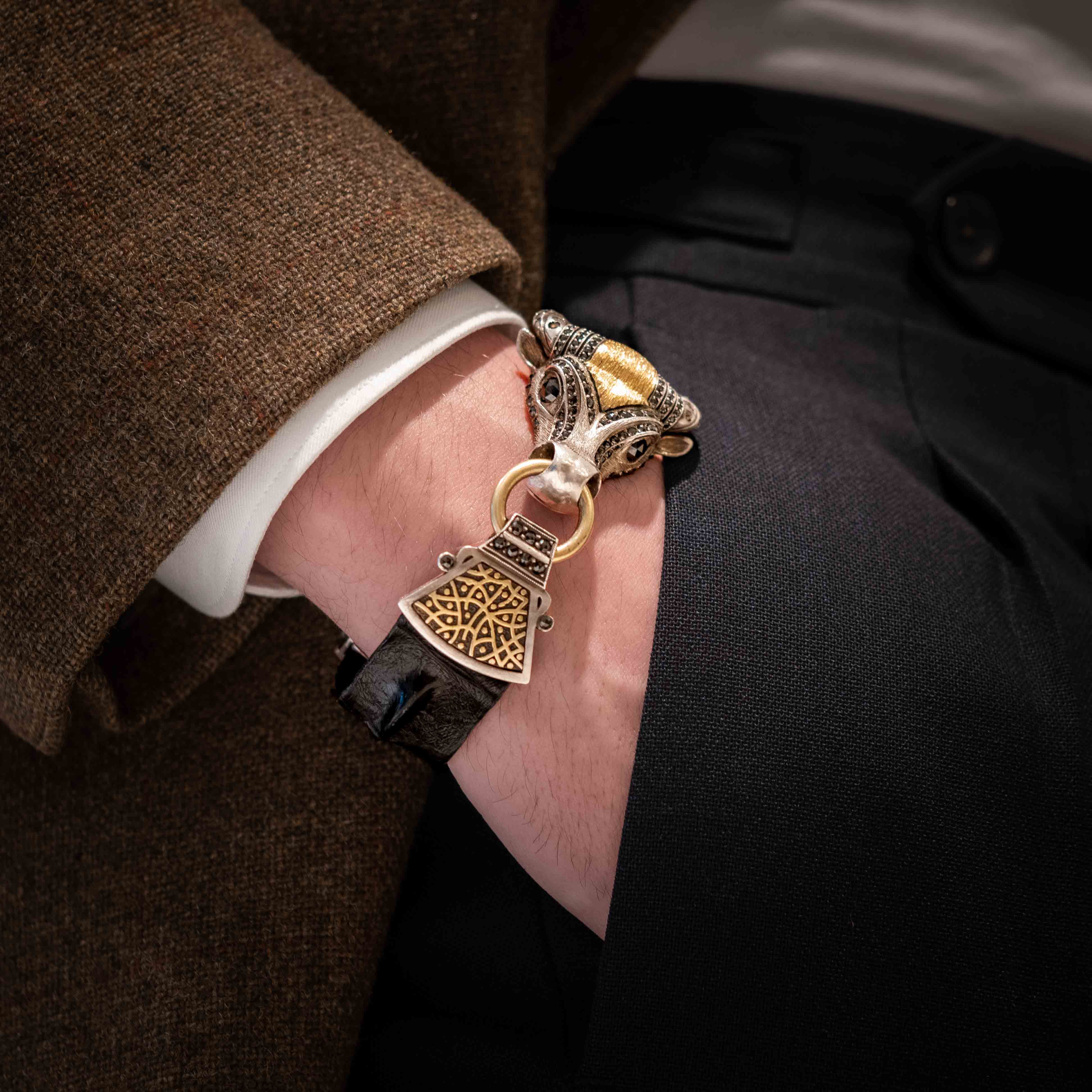 Taru Jewelry Bull Bracelet is a stunning piece that exudes strength and power. Crafted from 18K yellow gold and silver with black and brown diamonds, it features the symbol of a bull prominently displayed on the front.